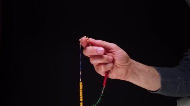 Bir adamın el ön planında tespih. Dua, meditasyon konsepti. Yüksek kalite 4k görüntü