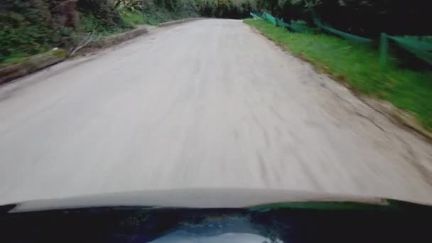 Köy Yolunun Görüntüsü Planda Çalışan Bir Arabanın Kaputu Yüksek Kalite — Stok video