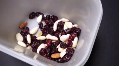 Yukarıdan manzaralı bir kabın içinde kurumuş meyve. Yüksek kalite 4k görüntü