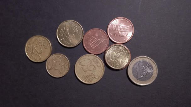 Κέρματα Ευρώ Έναντι Ενός Bitcoin Έννοια Της Οικονομίας Υψηλής Ποιότητας — Αρχείο Βίντεο