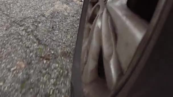Close Dari Roda Mobil Memasuki Lubang Aspal Close Rekaman Berkualitas — Stok Video