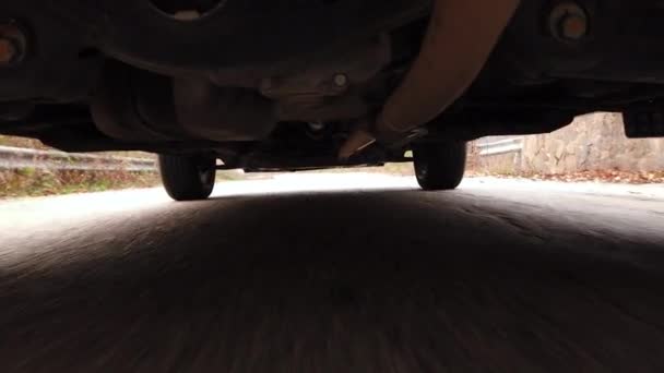 도로에서 자동차 컨셉이야 카메라를 설치하고 운전중에 타이어와 현가장치의 모습을 보여준다 — 비디오