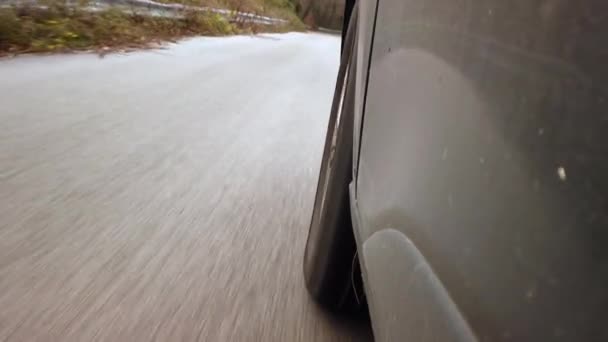 车轮的近景 汽车在树林中转弯时 轮胎在路上打结 高质量的4K镜头 — 图库视频影像