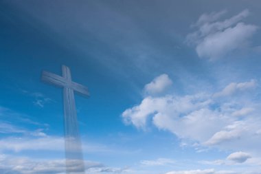 parlak güneşin ve bulutların birlikte ahşap Hıristiyan çapraz.