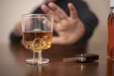 Adam gösteren dur jest ve içmeyi reddeden kırpılmış görüntü