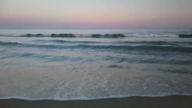 Yazın deniz manzarası ve kum manzarası. Dalgalar pürüzsüz, yumuşak sular. Yüksek kalite 4k görüntü