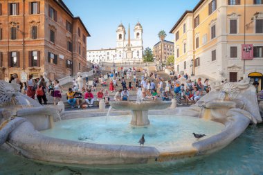 Piazza di Spagna meydanındaki çeşme ve Roma 'daki İspanyol Merdivenleri, alacakaranlıkta, İtalya