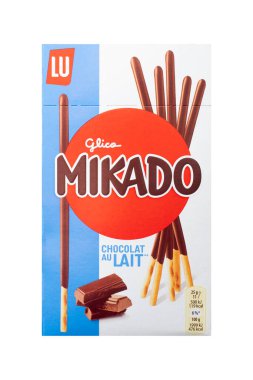 ROME, ITALY - 9 Nisan 2023: Mikado beyaz arka planda izole edilmiş çikolatalı kurabiye çubukları