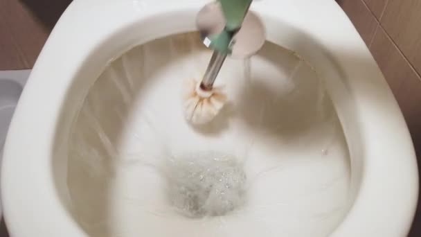 Vrouw Rubber Handschoenen Borstelt Een Witte Toiletpot Flush Water Schoonmaken — Stockvideo