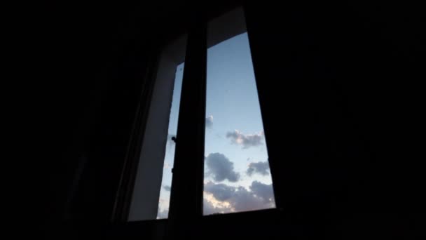 夕阳西下 透过窗户往外看 高质量的4K镜头 — 图库视频影像