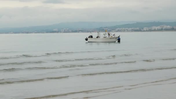 Vasto Abruzzo Itália Abril 2023 Pescador Empurrando Barco Para Mar — Vídeo de Stock