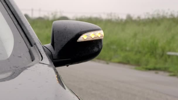 在黑色汽车上左转箭头 左撇子箭前灯和箭头特写 高质量的4K镜头 — 图库视频影像
