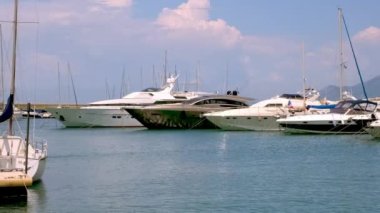 Agropoli, Campania, İtalya - 23 Mayıs 2023: Agropoli, Cilento limanına demirlemiş beyaz balıkçı tekneleri. Yüksek kalite 4k görüntü