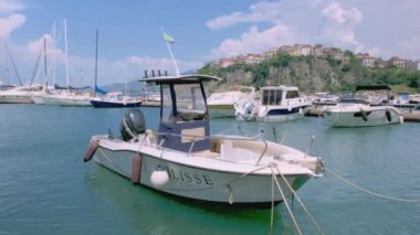 Agropoli, Campania, İtalya - 23 Mayıs 2023: Agropoli, Cilento limanına demirlemiş beyaz balıkçı tekneleri. Yüksek kalite 4k görüntü