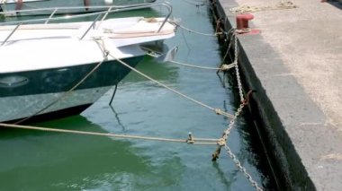 Limana demirlemiş bir teknenin yakın çekim görüntüsü. Demirleme harcamaları kavramı. Yüksek kalite 4k görüntü
