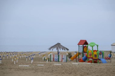 Kumsaldaki açık hava oyun parkı. Çocuklar için plaj oyun alanı