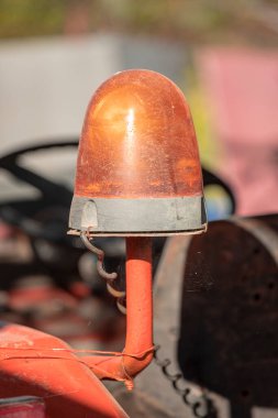 Bir destek ve hizmetler aracın üstüne turuncu yanıp sönen ve dönen ışık