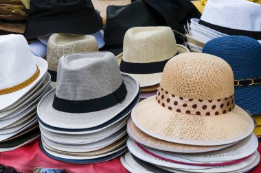 bir açık hava alışveriş sergilenen yaz hasır şapkalar