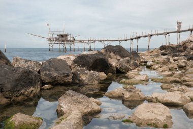 Vasto, Abruzzo, İtalya-29 Nisan 2023: Trabocco Turchino, San Vito Chietino, Abruzzo. Trabucco bir çeşit Trebuchet, Costa dei Trabocchi 'deki geleneksel balıkçı evi..