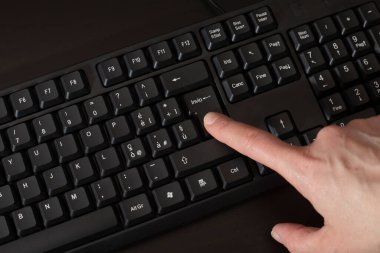 Siyah Bilgisayar Klavyesi kapat. İtalyanca sözcüklerin çevirisi: Girin