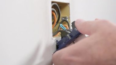 Roma, Lazio, İtalya-9 Haziran 2023: Elektrik işçisi bir apartmanın ünlü BTicino marka elektrik şalterinin bağlantılarını kontrol ediyor. Yüksek kalite 4k görüntü