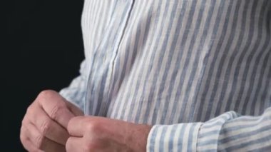 Gömleğinin düğmelerini ilikleyen bir adamın yakın çekimi. Yüksek kalite 4k görüntü