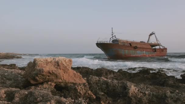 Migrantenschiff Der Küste Gestrandet Hochwertiges Filmmaterial — Stockvideo