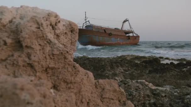 Göçmen Gemisi Kıyıda Mahsur Kaldı Yüksek Kalite Görüntü — Stok video