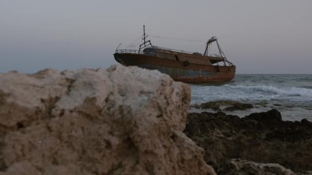 移民船が海岸に停泊した 高品質の4K映像 — ストック動画