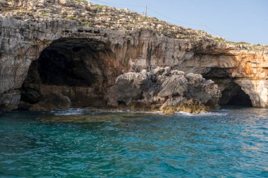 Kaya oluşumları ve Deniz Mağarası ile Güzel Kıyı Manzarası
