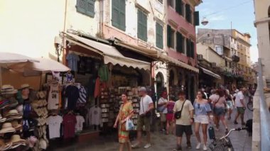 Korfu, Yunanistan-15 Eylül 2023: Korfu şehir merkezinde yürüyen insanlar