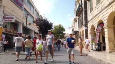 Korfu, Yunanistan-15 Eylül 2023: Korfu şehir merkezinde yürüyen insanlar