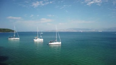 Korfu, Yunanistan-15 Eylül 2023: Korfu, Yunanistan - 15 Eylül 2023: Bir yaz günü Corfu Körfezi 'nde üç yelkenli 