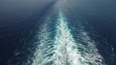 Akdeniz 'deki üst güverteden görülen bir yolcu gemisinin bıraktığı iz. Yüksek kalite 4k görüntü