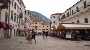 Kotor, Hırvatistan-14 Eylül 2023: Eski kentin ana meydanında Kotor 'da turistler