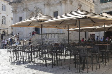 Dubrovnik, Hırvatistan-14 Eylül 2023: Hırvatistan 'ın Dubrovnik kentinde dar bir caddenin manzarası