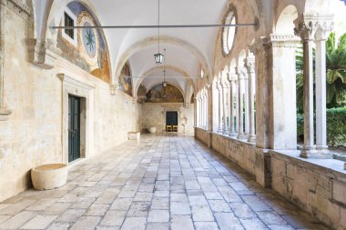 Dubrovnik, Hırvatistan-14 Eylül 2023: Hırvatistan 'ın Dubrovnik kentindeki Fransisken manastırında manastır