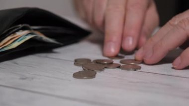 Ekonomik güçlük kavramı için peni sayıyorum. Bozuk para sayan biri. Yoksulluk kavramı Seçici odak