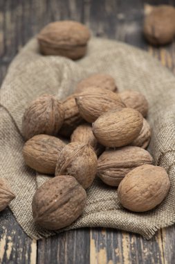 Ahşap bir arka planda ceviz, üst manzara..