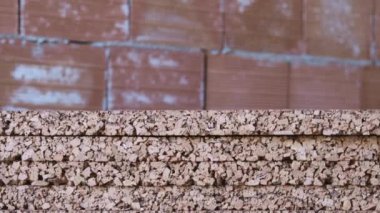 Duvarları yalıtmak için tıpa panelleri yığını. İnşaat halindeki bir evin içinde mantar yalıtım malzemesi olarak kullanılır. Bina yapım aşamasında, konut birimleri. Yaşam biçimi.