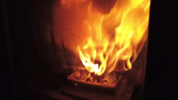 Knipperende Vlammen Mesmerizing Close Van Pellets Branden Een Kachel Hoge — Stockvideo