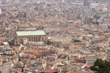 Napoli, İtalya-23 Mart 2024: gökyüzünden görünüyor. Santa Chiara ve Napoli 'nin anıtsal kompleksi