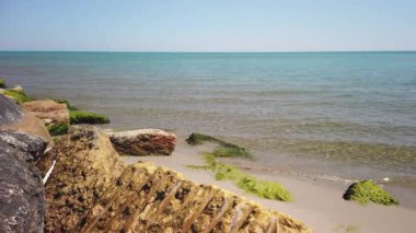 Deniz erozyonuna karşı savunma için taş blokların temel rolü. Yüksek kalite 4k görüntü