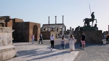 Pompei, İtalya - 27 Nisan 2024: İtalya 'nın Napoli yakınlarındaki bir arkeolojik mucize olan Pompei harabelerinde tarihe adım atın. Zamanda donmuş antik sokakları keşfet