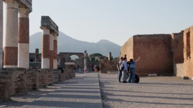 Pompei, İtalya - 27 Nisan 2024: Zamanda donmuş antik şehri keşfedin. Napoli yakınlarındaki bu arkeoloji parkında Pompei 'nin zengin tarihini keşfedin.