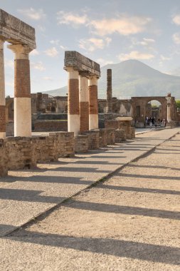 Pompeii, İtalya-27 Nisan 2024: Pompeiis Harabeleri ve Forumu, Öğleden Sonra Işığında Sütunların Kalıntıları, Günbatımında Geniş Açı Gökyüzü Altında Vesuvius.