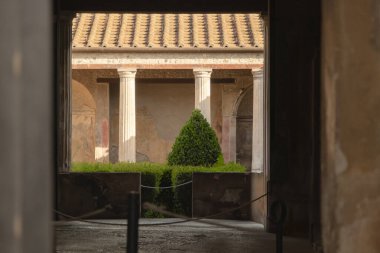 Pompeii, İtalya-27 Nisan 2024: Pompeii 'deki Quinto Poppeo Sabinos Evi' nin Atrium ve Portico 'su Menandro Frescoes ile süslenmiştir..
