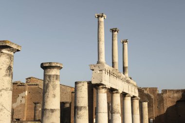 Pompeii, İtalya-27 Nisan 2024: Yeraltı ihtişamı: Pompei Forumu 'nun kalıntıları, öğleden sonra ışığı sütunları.