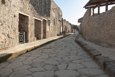 Pompeii, İtalya-27 Nisan 2024: Stone Road and Housing View from the Streets Bottom View.