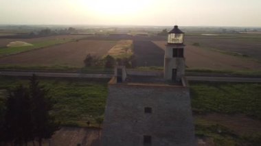 Aragon Kulesi 'nin havadan görünüşü. Scanzano Jonico Deniz Feneri Kulesi. Yüksek kalite 4k görüntü